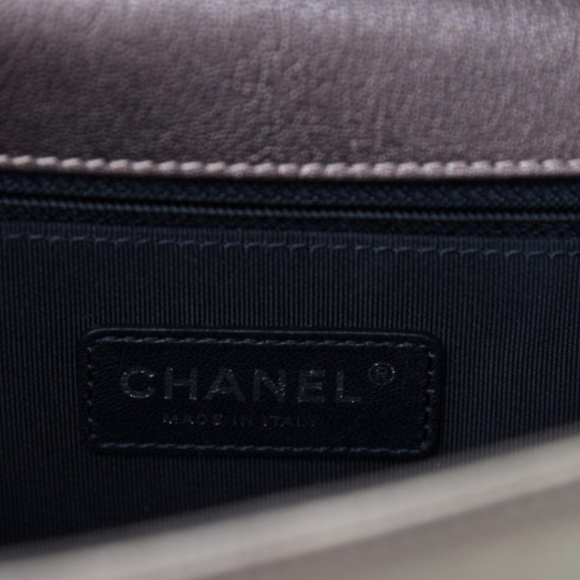 Authentic Chanel Iridescent Goatskin Quilted Medium Boy Flap Gold Sold Out - Picture 11 of 15